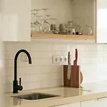 Flat W/ Balcony & Workspace By Hostwise Apartmán