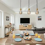 Flat W/ Balcony & Workspace By Hostwise