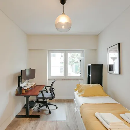 Hostwise - Flat W/ Balcony & Workspace Lisbon