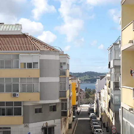 Hostwise - Flat W/ Balcony & Workspace * Lisboa