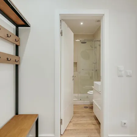 Hostwise - Flat W/ Balcony & Workspace Apartment *