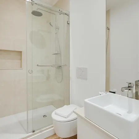 Hostwise - Flat W/ Balcony & Workspace Appartement *