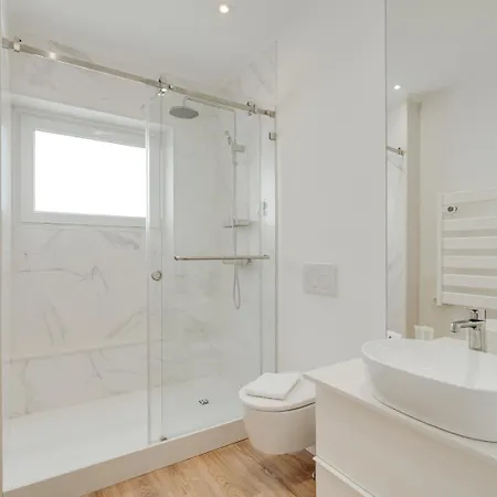 Hostwise - Flat W/ Balcony & Workspace Appartement *