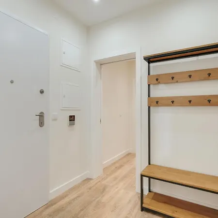 Apartment Hostwise - Flat W/ Balcony & Workspace Lisbon