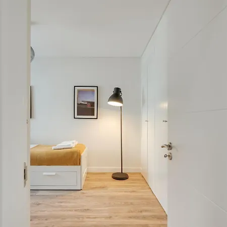 Appartement Hostwise - Flat W/ Balcony & Workspace Lisboa