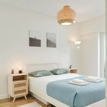 Appartement Hostwise - Flat W/ Balcony & Workspace *