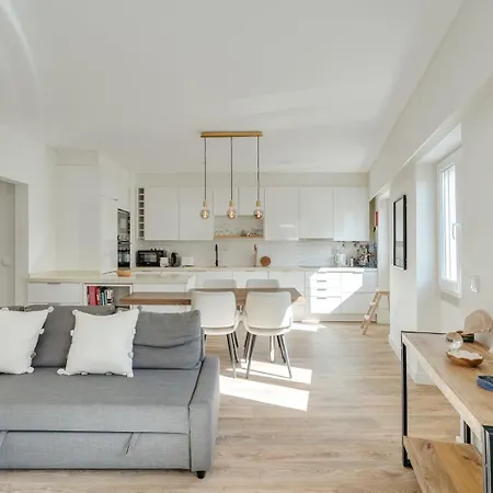 Hostwise - Flat W/ Balcony & Workspace Apartment