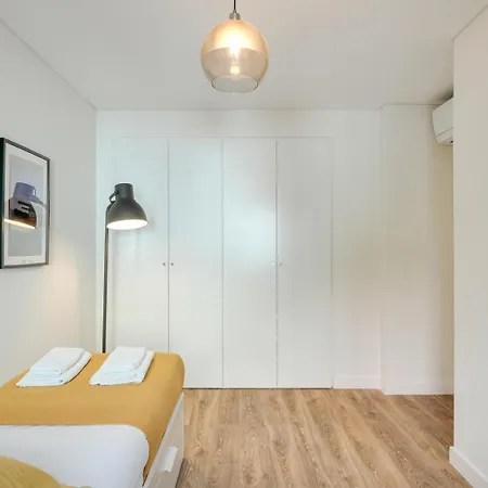 Hostwise - Flat W/ Balcony & Workspace Appartement *