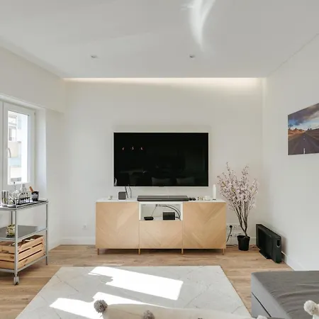 Hostwise - Flat W/ Balcony & Workspace Appartement *