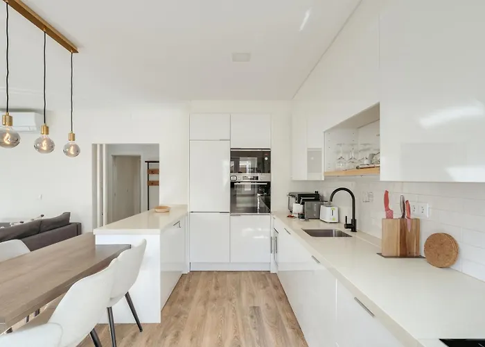 Flat W/ Balcony & Workspace By Hostwise