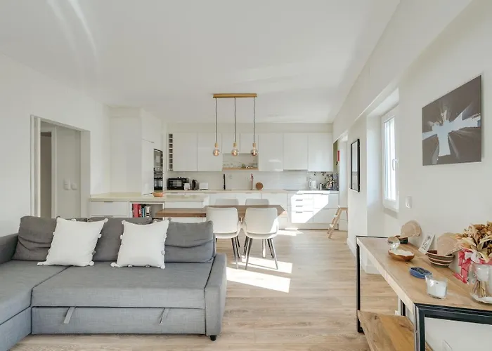 Flat W/ Balcony & Workspace By Hostwise Appartement