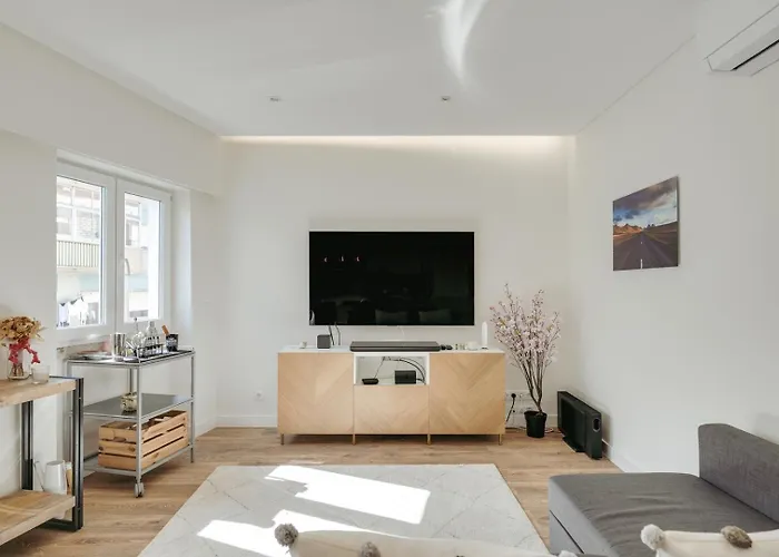 Flat W/ Balcony & Workspace By Hostwise Lägenhet *