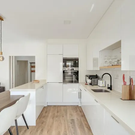 Flat W/ Balcony & Workspace By Hostwise