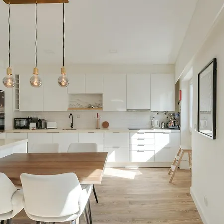 Flat W/ Balcony & Workspace By Hostwise *